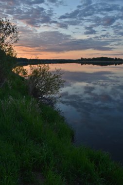 Renkli ve sisli bir şafak küçük bir nehrin üzerinde