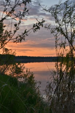 Renkli ve sisli bir şafak küçük bir nehrin üzerinde