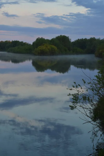 多彩的雾蒙蒙的黎明掠过一条小河 — 图库照片