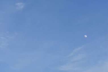 Mavi gökyüzünde beyaz ay