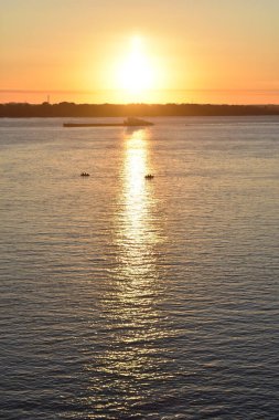 Kargo gemisi şafak vakti Volga ile yola çıkıyor.