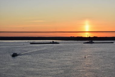 Kargo gemisi şafak vakti Volga ile yola çıkıyor.