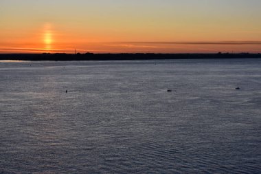 Volga nehrinin parlak, güzel şafağı