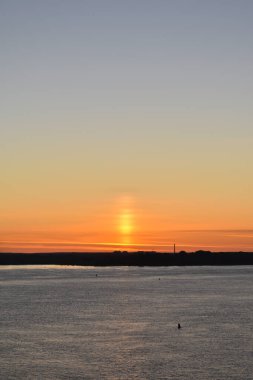 Volga nehrinin parlak, güzel şafağı