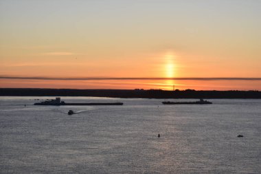 Kargo gemisi şafak vakti Volga ile yola çıkıyor.