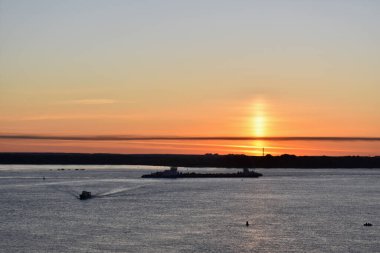 Kargo gemisi şafak vakti Volga ile yola çıkıyor.