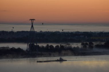 Nehrin karşısındaki teleferiğe doğru şafak vakti