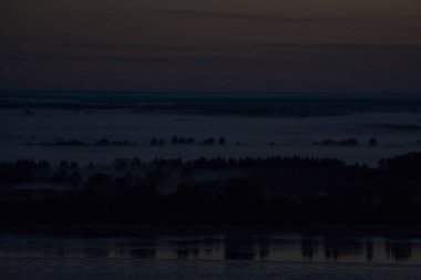 Volga Nehri üzerinde sisli şafak