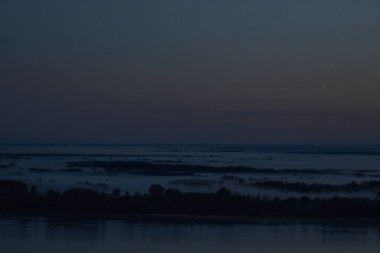 Volga Nehri üzerinde sisli şafak