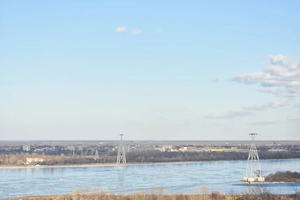 İlkbaharda Volga 'dan geçen teleferik.