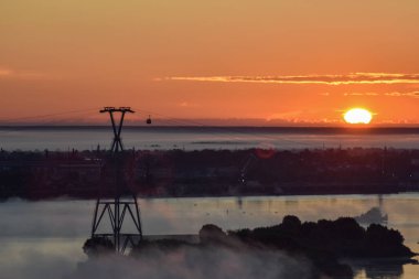 Nehrin karşısındaki teleferiğe doğru şafak vakti