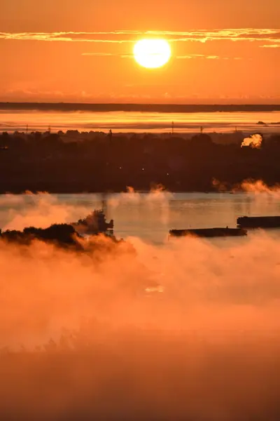 川を渡るケーブルカーの上で夜明け — ストック写真