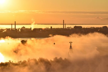 Nehrin karşısındaki teleferiğe doğru şafak vakti