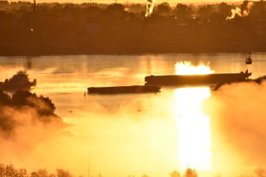 Nehrin karşısındaki teleferiğe doğru şafak vakti