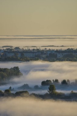 Volga Nehri üzerinde sisli şafak