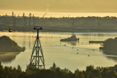 Nehrin karşısındaki teleferiğe doğru şafak vakti