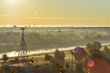 Nehrin karşısındaki teleferiğe doğru şafak vakti