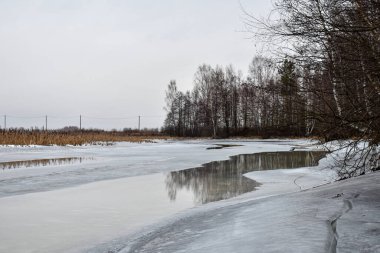 Göl kışın buzla kaplıdır.