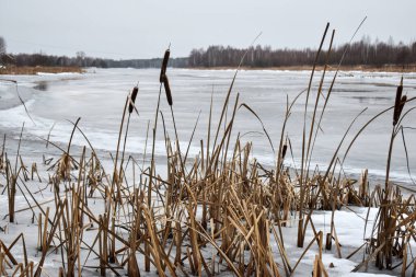 Göl kışın buzla kaplıdır.