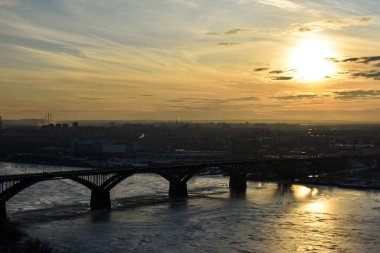 Gün batımında Nizhny Novgorod panoraması