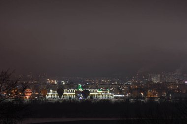 Gece şehrinin üzerinde balonlar