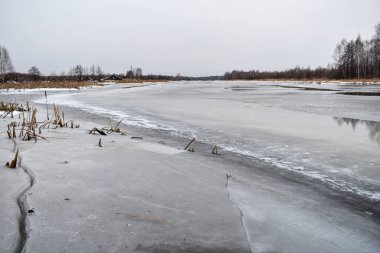 Göl kışın buzla kaplıdır.
