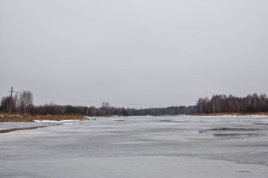 Göl kışın buzla kaplıdır.