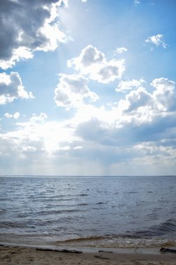 Geniş nehir ve mavi gökyüzü