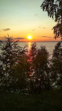 Yazın Volga Nehri 'nde parlak gün batımı