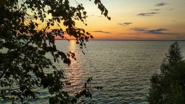 Yazın Volga Nehri 'nde parlak gün batımı