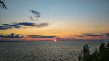 Yazın Volga Nehri 'nde parlak gün batımı
