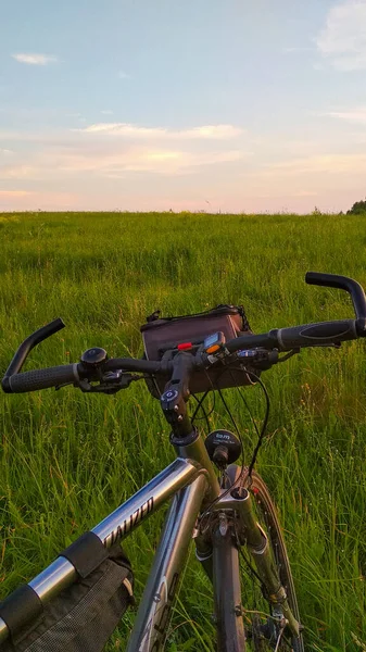 Велосипед Закате Поле — стоковое фото