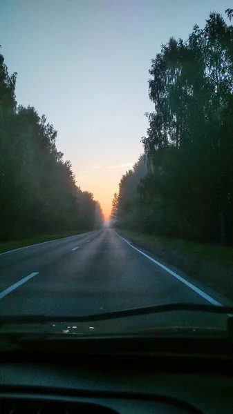 車からの夜明けの景色 — ストック写真