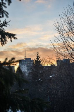 Şehrin üzerinde renkli bir gün batımı.