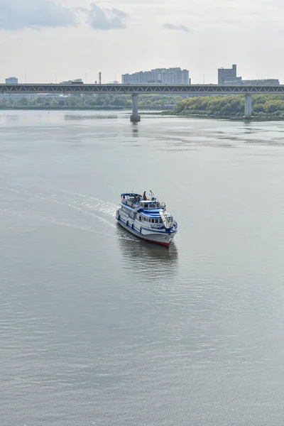 Das Schiff Fährt Den Fluss Oka Entlang Nischni Nowgorod — Stockfoto