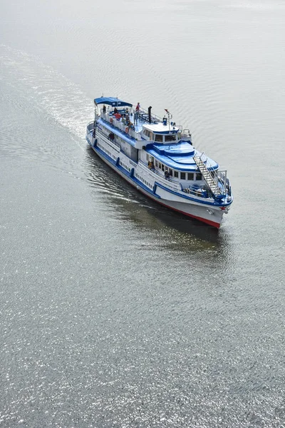 Skeppet Seglar Längs Oka Floden Nizjnij Novgorod — Stockfoto