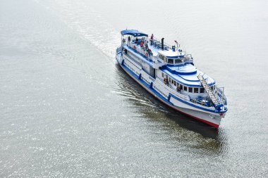 Gemi Oka Nehri boyunca yelken açar. Nizhny Novgorod