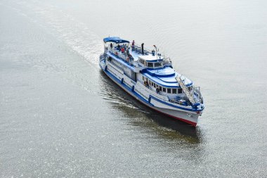 Gemi Oka Nehri boyunca yelken açar. Nizhny Novgorod