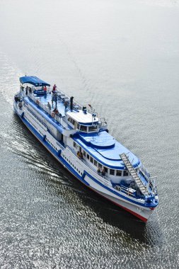 Gemi Oka Nehri boyunca yelken açar. Nizhny Novgorod