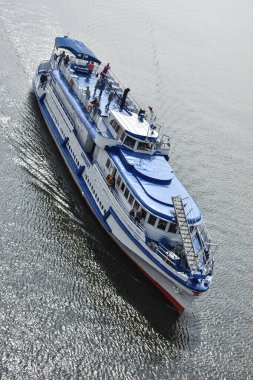 Gemi Oka Nehri boyunca yelken açar. Nizhny Novgorod