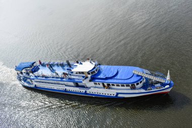 Gemi Oka Nehri boyunca yelken açar. Nizhny Novgorod