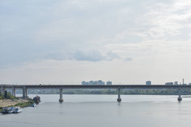 Gemi Oka Nehri boyunca yelken açar. Nizhny Novgorod