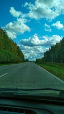 Yoldaki araba penceresinden görüntüle