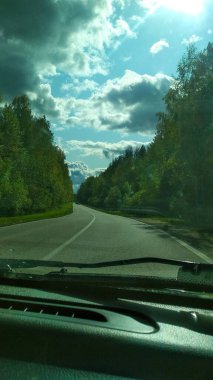 Yoldaki araba penceresinden görüntüle