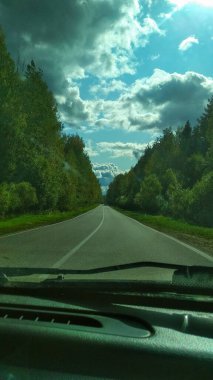 Yoldaki araba penceresinden görüntüle