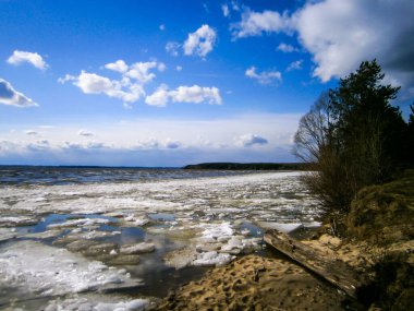 Buz, baharda Volga 'da erir.