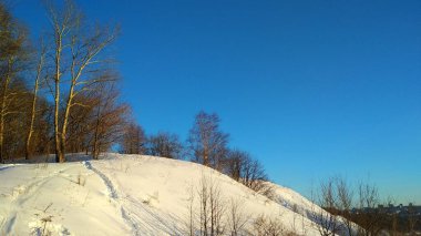 Açık bir kış gününde park et