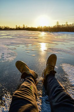 Gün batımında güneşteki ilk buz