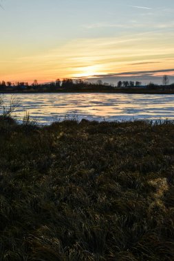 Gün batımında güneşteki ilk buz