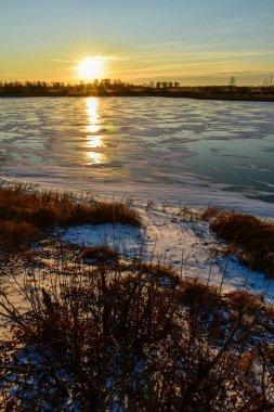 Gün batımında güneşteki ilk buz